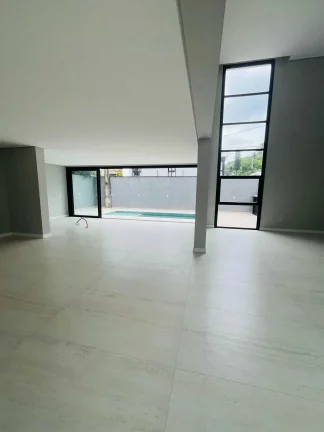 Imagem Casa alto padrão com 3 suítes sendo 1 master e 5 vagas - América | Joinville/SC