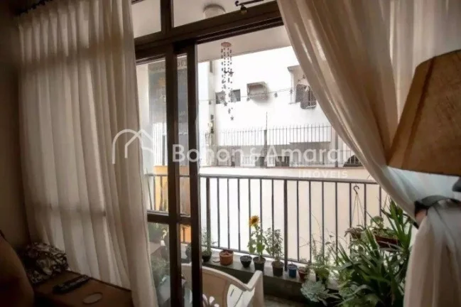 Imagem Lindo apartamento, amplo, silencioso e bem iluminado, com área de 88 m². O imóvel possui sala par...