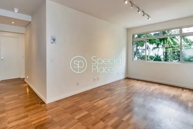 Imagem Apto com 129,23m² no Itaim Bibi Sala ampla para 2 ambientes com cozinha integrada e armários plane...