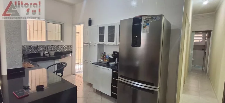 Imagem Casa à venda em Praia Grande-SP, bairro Vilamar, 2 quartos, 1 suíte, 1 sala, 2 banheiros, 95m². Confira já!