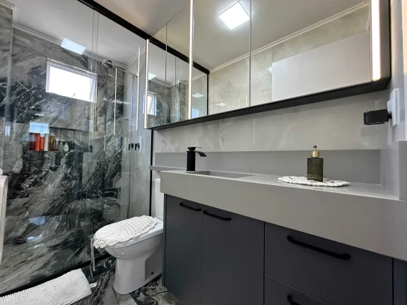 Imagem Apartamento mobiliado com 3 dormitórios e 2 vagas de garagem em Navegantes/SC