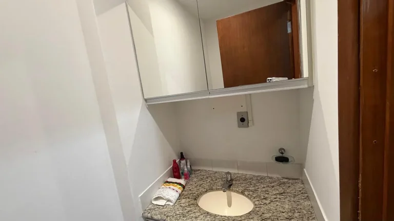 Foto do imóvel: OBS ESTA SALA SERÁ VENDIDA PORTEIRA FECHADA COM AS SEGUINTE MOBÍLIAS: 1 AR CONDICIONADO, 1 MESA REDONDA COM 4 CADEIRAS, 2 MESAS EM L COM 1 CADEIRA CADA, 1 MESA DE CAFÉ, 1 ARMÁRIO PARA DOCUMENTOS E 1 ARMÉRIO DE COZINHA.