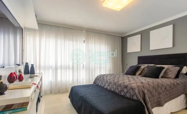 Imagem Apartamento no Morumbi, com 04 suítes, 06 banheiros e 04 vagas. O condomínio dispõe de Piscina, A...