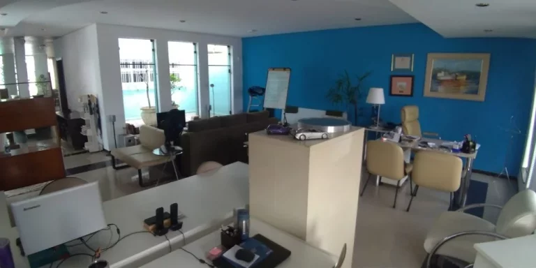 Imagem Casa de Luxo na Vila Ré: 3 Quartos, 3 Suítes, 5 Banheiros, 4 Vagas de Garagem e 426m² de Área em São Paulo-SP.