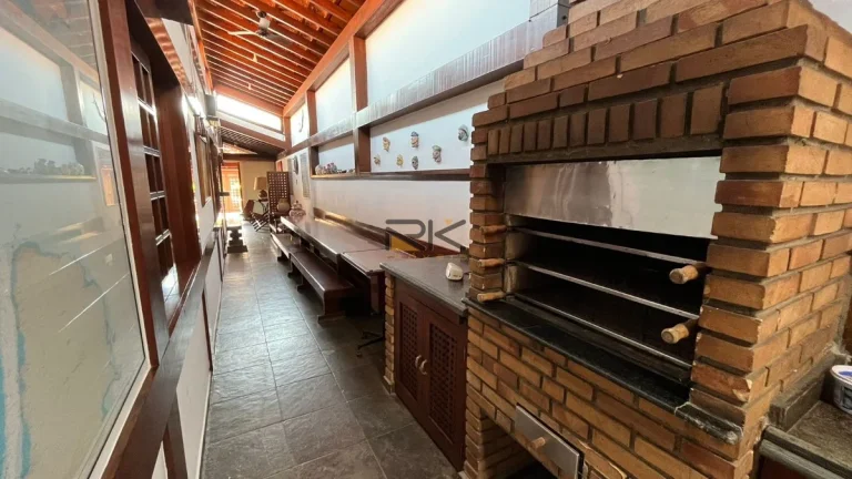 Imagem Casa com ampla sala 2 ambientes,3 dormitórios sendo uma suíte,edícula com mais 2 dormitórios e 1 banheiro,2 vagas de garagem