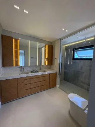 Imagem Casa alto padrão em condomínio fechado, 4 suítes sendo 1 master e 4 vagas, em Camboriú/SC