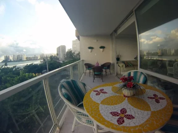 Imagem Pitangueiras Frente Total ao Mar, Melhor Prédio e Localização, 2 Garagens, Varanda com Vista Espetacular ao Mar.
