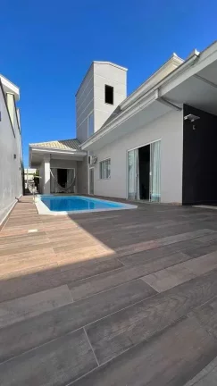 Imagem Casa Alto Padrão com 3 dormitórios sendo 1 suíte e 2 vagas - Floresta | Joinville/SC