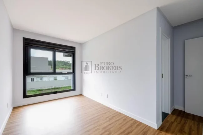 Imagem Casa com 4 suítes e 4 vagas à venda no condomínio Caledônia em Camboriú/SC
