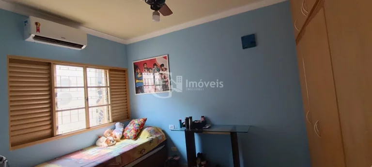 Imagem Oportunidade Única! Terreno Amplo com Casa Completa e Sofisticada