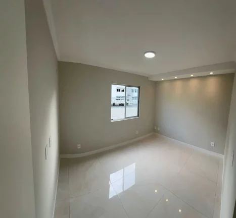 Imagem Apartamento reformado com 2 dormitórios e 1 vaga em condomínio - Camboriú/SC