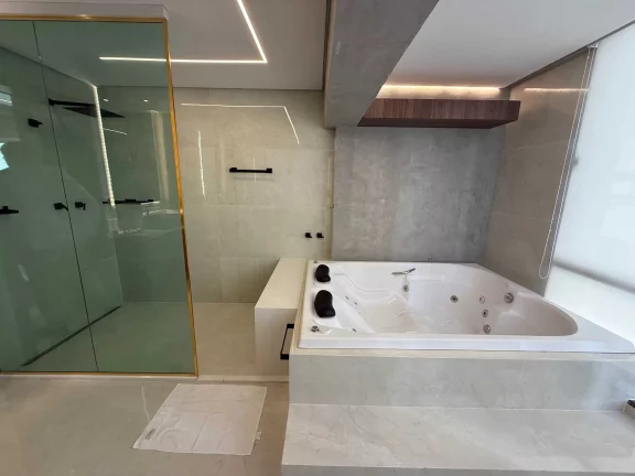 Imagem Apartamento último andar com 3 dormitórios sendo 2 suítes e 2 vagas de garagem - Balneário Camboriú/SC