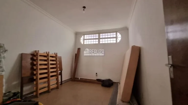 Imagem Casa com 6 Dormitórios no Bairro Fabrício - em Uberaba