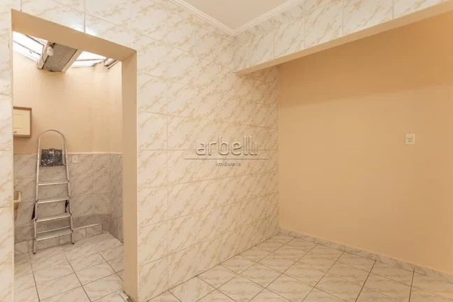 Imagem Sobrado com 200 M² com 3 dormitórios sendo 2 suítes, sala, cozinha, área de serviços, 3 banheir...