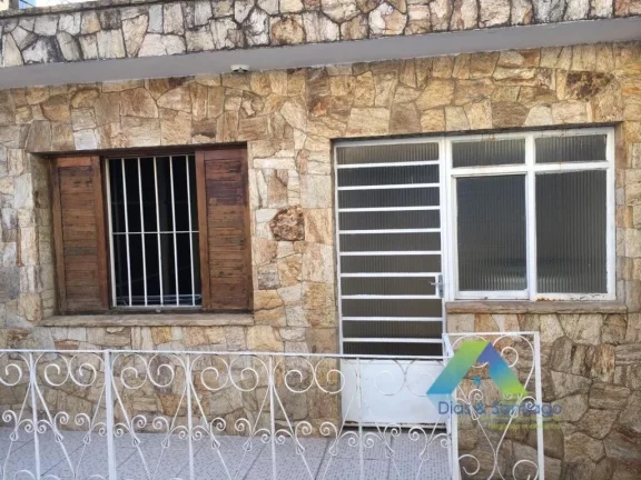 Imagem Lindo sobrado com acabamento moderno, 3 dormitórios, 2 vagas, edicula com localização privilegiada fácil acesso a comércios e principais avenidas.