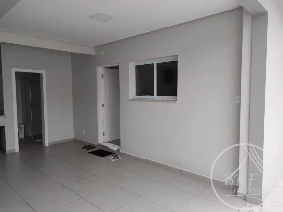 Imagem Vendo casa semi nova em Estreito Florianópolis SC, três suítes, lavabo.