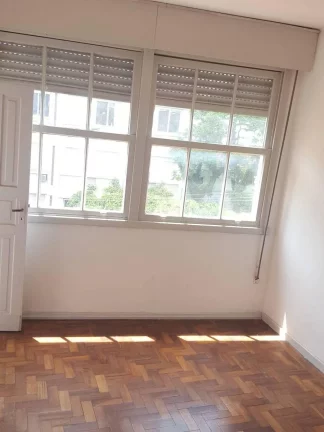 Imagem Apartamento reformado e ensolarado na Cidade Baixa — a um passo da Redenção!