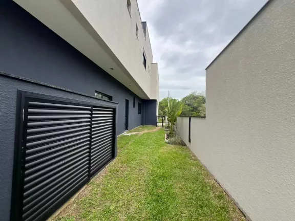 Imagem Casa nova no Condomínio Caledônia com 5 suítes e 4 vagas de garagem em Camboriú-SC