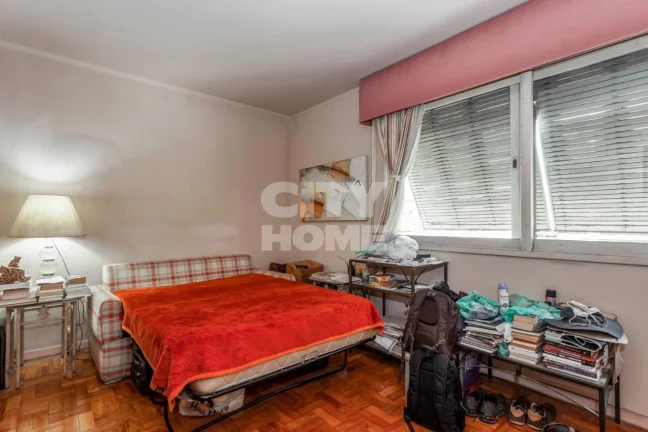 Imagem Belíssimo apartamento em edifício histórico na rua mais charmosa e arborizada de Higienópolis. A...
