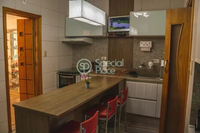 Imagem Excelente apartamento, todo reformado, com 130 m². Living amplo com grandes janelões, sala de jant...
