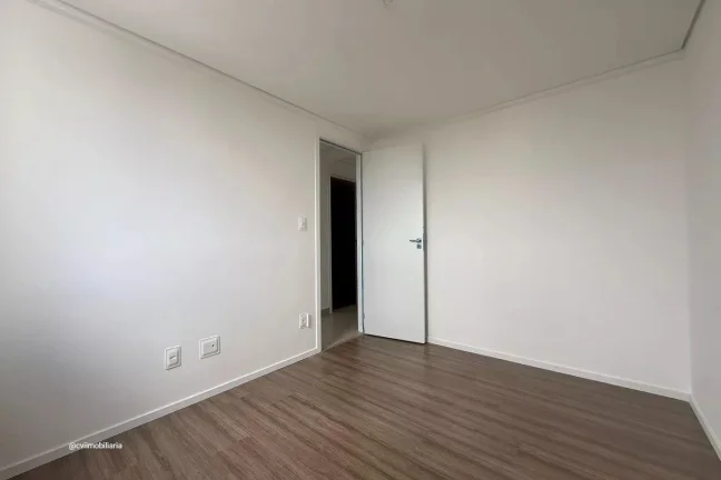 Imagem Este espaçoso apartamento está localizado na vibrante cidade de Belo Horizonte. Com quatro quartos...