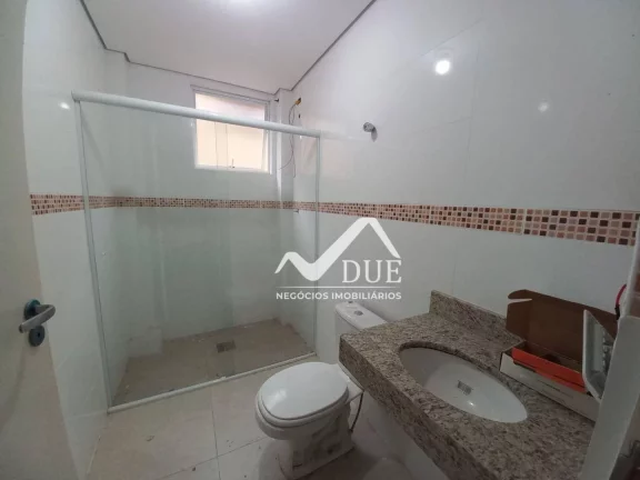 Imagem Apartamento 3 dormitórios, 2 banheiros, vaga demarcada, portaria, 100% reformado com 94m2 de áreà útil. Santos no Marapé próximo a Carvalho.