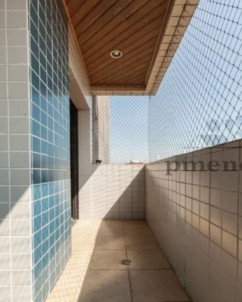 Imagem Imóvel possui living amplo para 3 ambientes, varanda integrada, lareira, lavabo, na área íntima s...