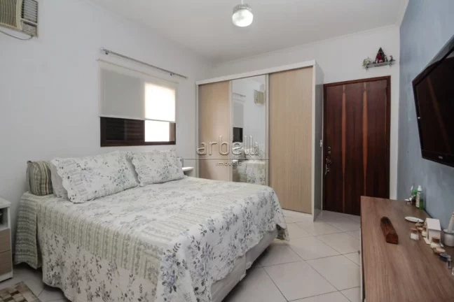 Imagem Casa com 270M², salas de estar, jantar e TV, cozinha, 3 dormitórios suítes, lavabo, área de serv...