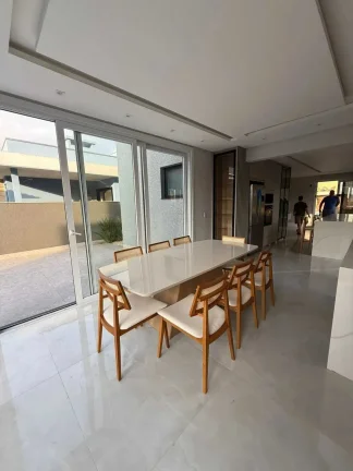 Imagem Casa em condomínio com 4 suítes e 2 vagas de garagem