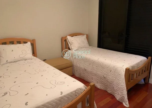 Imagem Ótimo apartamento com 273m² em Moema em rua tranquila. Amplo living para três ambientes com terra...