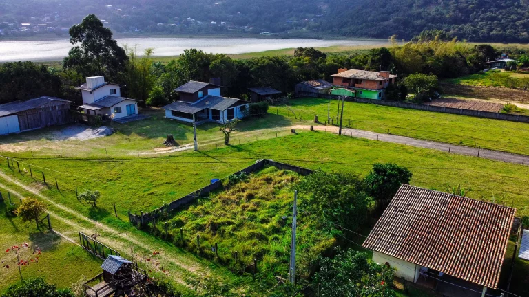 Imagem Terreno 340m² plano em Areias do Macacu, Garopaba. Vista montanhas. Escritura.