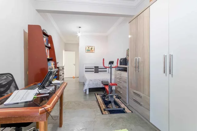 Imagem Casa com 3 suítes e 2 vagas de garagem no Centro de Balneário Camboriú.