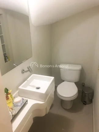 Imagem Encantadora residência disponível em um dos condomínios mais desejados da região. Com excelente ...