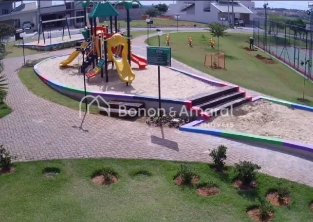 Imagem Destaques do Imóvel:

São 3 Suítes com Ar-Condicionado e Mobiliário Planejado: Suíte master com...