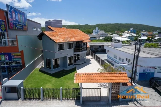 Sobrado com Piscina e 5 quartos