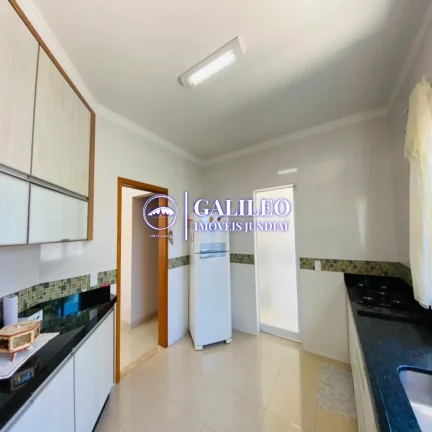 Imagem VENDA SOBRADO NO JUNDIAI MIRIM - Com 210m² - 03 dorms - 03 banheiros - Área de churrasqueira - 04 vagas de garagem - Fino acabamento.