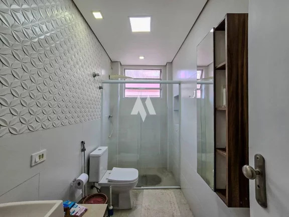 Imagem Apartamento com 2 dormitórios, sendo 1 suíte e dependência completa a 1/2 quadra da praia à venda no Embaré, Santos/SP