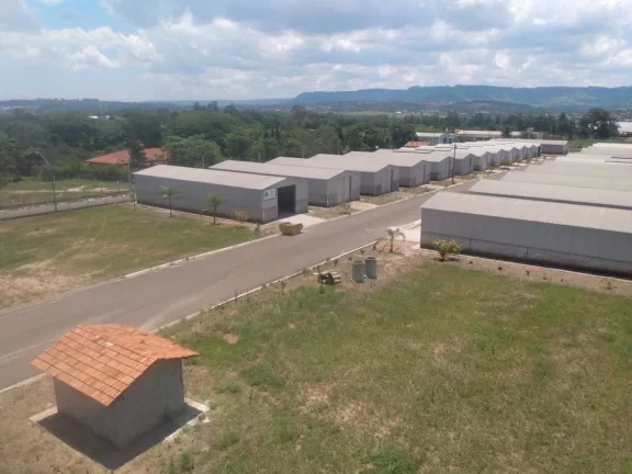 Barracão novo com excelente localização, frente para rodovia. *, *Área construída: 250 m², . P...