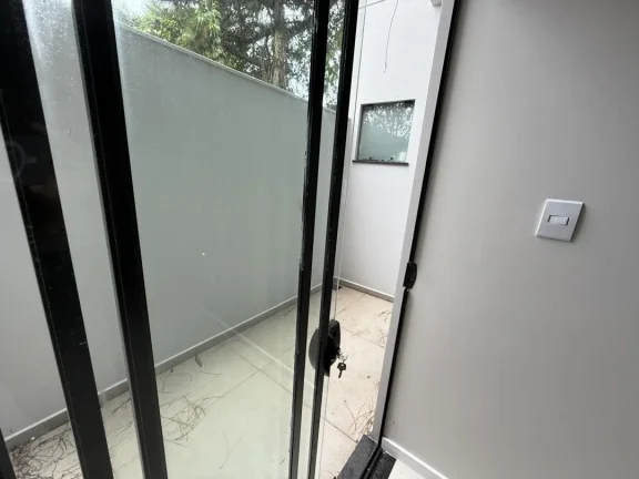 Imagem 02 Suítes, térreo com excelente padrão de acabamento e perto da Praia, esse apartamento em Gravatá, Navegantes. Adriano Carpes Imóveis Vende
