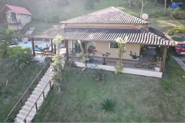 Imagem Sítio com três dormitórios e piscina em Saquarema.