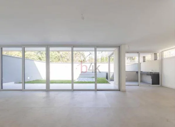 Imagem Casa alto padrão em condomínio fechado à venda.