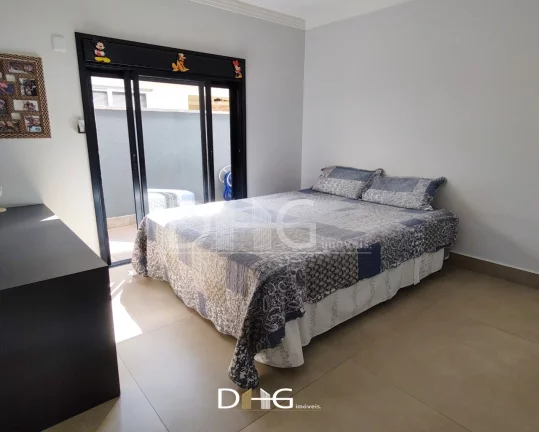 Imagem Casa de alto padrão térrea com 03 suítes, com ar condicionado, suíte master conta com closet, banheiro já com duas cubas e dois chuveiros;