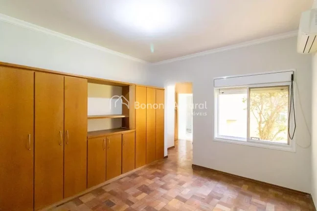 Imagem Linda e espaçosa casa no Alphaville Campinas, com área construída de 330 m². A residência possu...