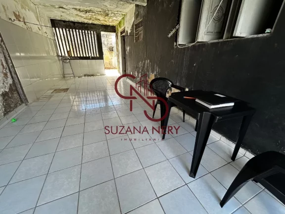 Imagem Prédio comercial com uma casa, 2 lojas e 11 kitinets