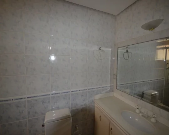 Imagem Apartamento com piso de madeira e armários! Amplo living para 2 ambientes, terraço, lavabo, 4 dorm...