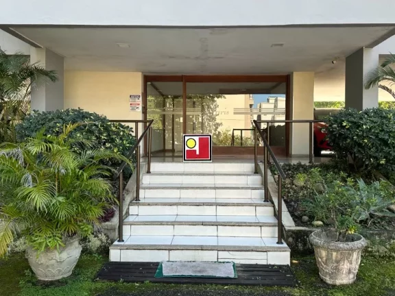 Imagem Vendo 3Q Jardim Europa, em frente ao BarraShopping, dependências, 2 vagas, churrasqueira, quadra poli, campo de futebol e volei de praia, pier, balsa