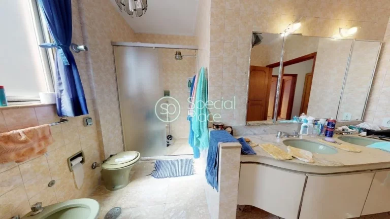 Imagem Apartamento super espaçoso com 325m2 de área privativa, 3 dormitórios ( 1 suíte) e 2 vagas na ga...