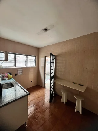Imagem Excelente Casa Térrea com 03 Dormitórios no Jardim Europa! Ótima localização!