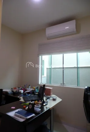 Imagem Térrea, bem localizada, em rua tranquila.
Sala para 2 ambientes, lareira, lavabo, escritório, 3 su...