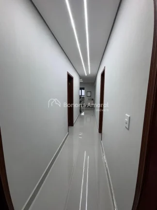 Imagem Linda casa totalmente reformada, localizada na parte alta do bairro, em região tranquila e de excel...